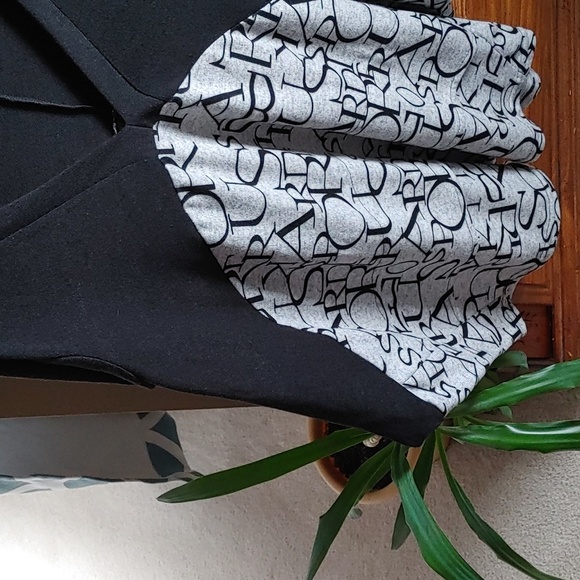 MARC JACOBS V-Neck Long Sleeve Two Tone Knit Top - Picture 5 of 7